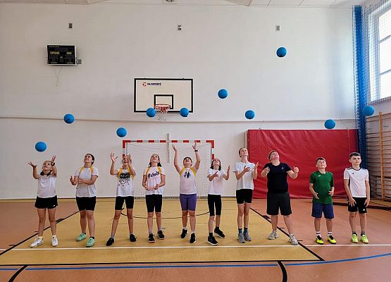 Grafika 4: Dostaliśmy zestaw piłek do piłki ręcznej w ramach akcji Szkoły Pełne Talenciaków