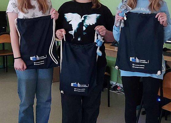 Grafika 2: Uczennice klasy VIIIa wzięły udział w konkursie online wiedzy o Unii Europejskiej