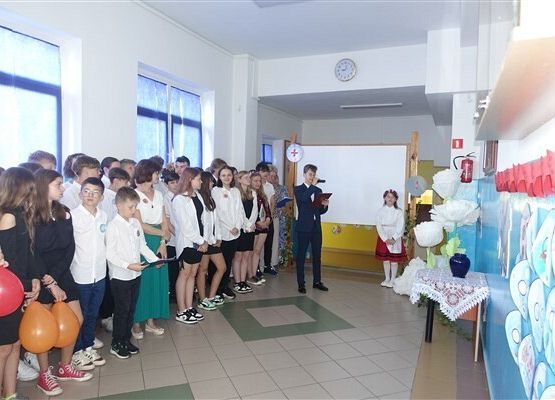 Grafika 2: Obchody Dnia Patrona w szkole w Wicku, 29 maja 2024