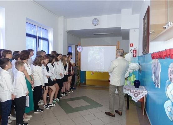 Grafika 8: Obchody Dnia Patrona w szkole w Wicku, 29 maja 2024