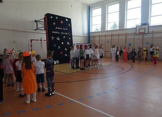 Grafika 9: Obchody Dnia Patrona w szkole w Wicku, 29 maja 2024