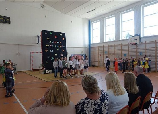 Grafika 12: Obchody Dnia Patrona w szkole w Wicku, 29 maja 2024