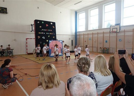 Grafika 19: Obchody Dnia Patrona w szkole w Wicku, 29 maja 2024