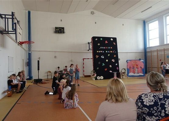 Grafika 22: Obchody Dnia Patrona w szkole w Wicku, 29 maja 2024