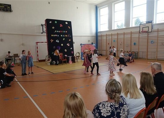 Grafika 23: Obchody Dnia Patrona w szkole w Wicku, 29 maja 2024