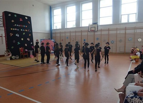 Grafika 26: Obchody Dnia Patrona w szkole w Wicku, 29 maja 2024