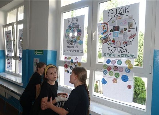 Grafika 48: Obchody Dnia Patrona w szkole w Wicku, 29 maja 2024