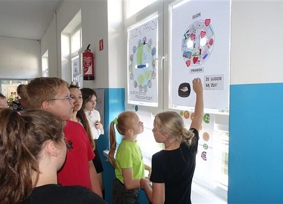 Grafika 49: Obchody Dnia Patrona w szkole w Wicku, 29 maja 2024