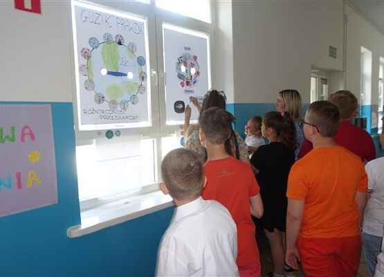 Grafika 50: Obchody Dnia Patrona w szkole w Wicku, 29 maja 2024