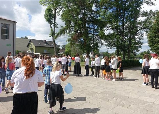 Grafika 51: Obchody Dnia Patrona w szkole w Wicku, 29 maja 2024