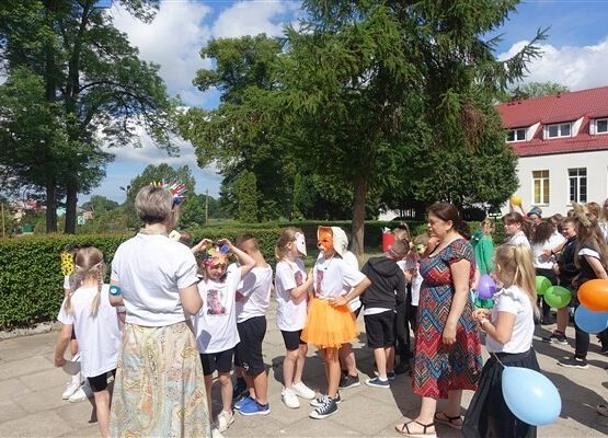 Grafika 54: Obchody Dnia Patrona w szkole w Wicku, 29 maja 2024