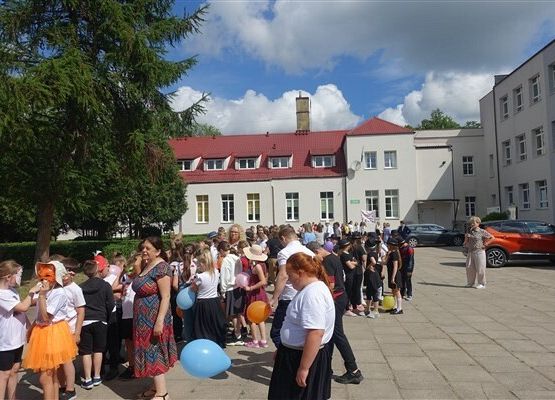 Grafika 55: Obchody Dnia Patrona w szkole w Wicku, 29 maja 2024
