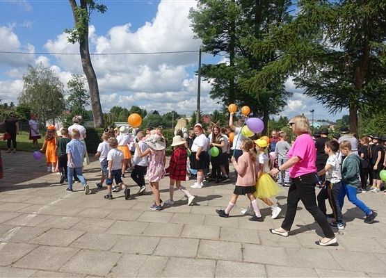 Grafika 56: Obchody Dnia Patrona w szkole w Wicku, 29 maja 2024