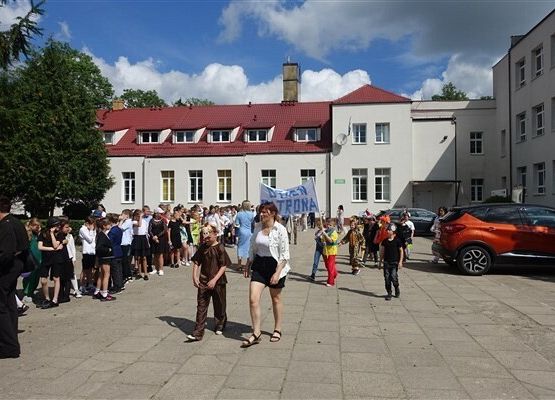 Grafika 58: Obchody Dnia Patrona w szkole w Wicku, 29 maja 2024