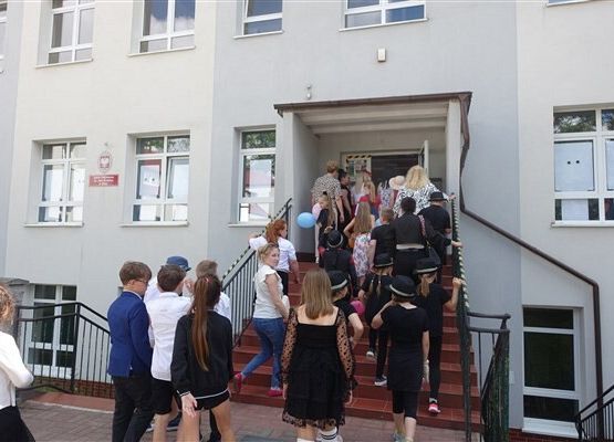 Grafika 82: Obchody Dnia Patrona w szkole w Wicku, 29 maja 2024