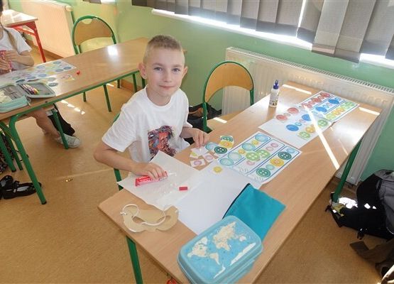 Grafika 85: Obchody Dnia Patrona w szkole w Wicku, 29 maja 2024