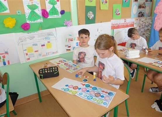 Grafika 90: Obchody Dnia Patrona w szkole w Wicku, 29 maja 2024