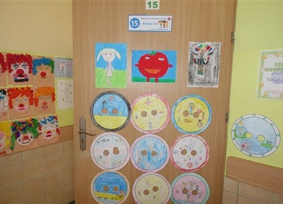 Grafika 101: Obchody Dnia Patrona w szkole w Wicku, 29 maja 2024