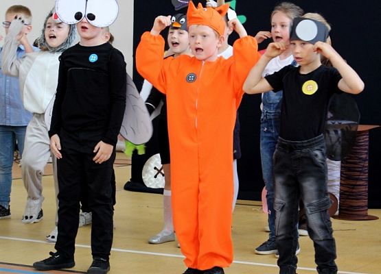 Grafika 129: Obchody Dnia Patrona w szkole w Wicku, 29 maja 2024