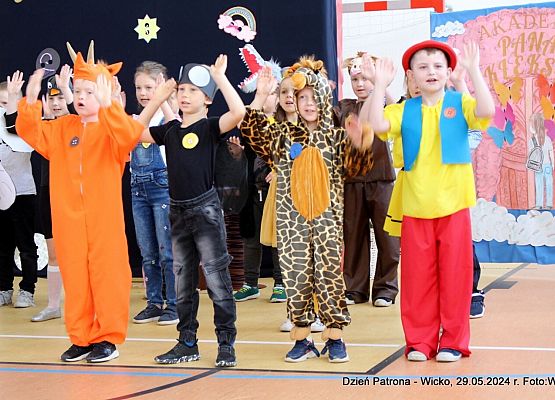 Grafika 132: Obchody Dnia Patrona w szkole w Wicku, 29 maja 2024