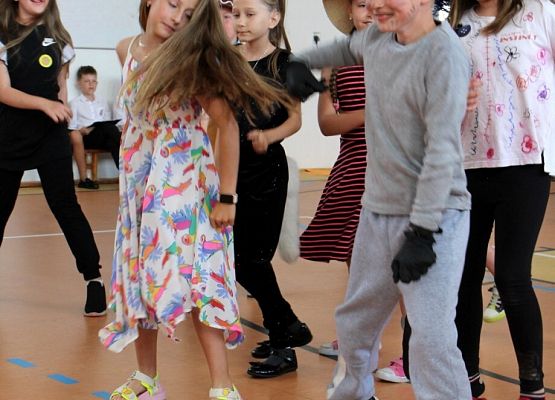 Grafika 146: Obchody Dnia Patrona w szkole w Wicku, 29 maja 2024