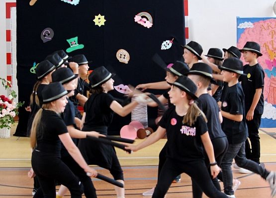 Grafika 157: Obchody Dnia Patrona w szkole w Wicku, 29 maja 2024