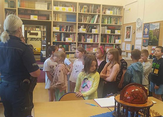 Grafika 12: Akcja "Cała Polska czyta dzieciom" w Bibliotece Szkolnej w Wicku z Policjantką, Agnieszką Bednarek w roli głównej