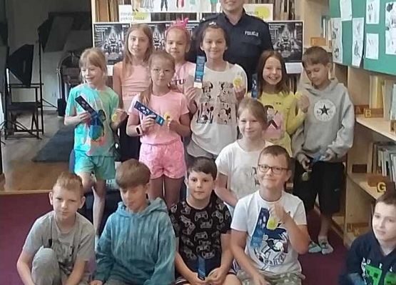 Grafika 2: Akcja "Cała Polska czyta dzieciom" w Bibliotece Szkolnej w Wicku z Policjantką, Agnieszką Bednarek w roli głównej