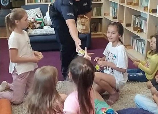 Grafika 6: Akcja "Cała Polska czyta dzieciom" w Bibliotece Szkolnej w Wicku z Policjantką, Agnieszką Bednarek w roli głównej