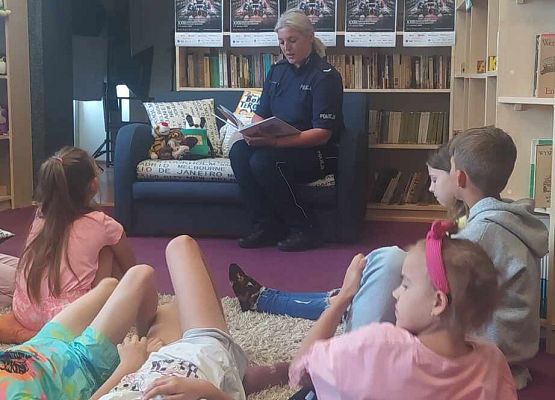 Grafika 7: Akcja "Cała Polska czyta dzieciom" w Bibliotece Szkolnej w Wicku z Policjantką, Agnieszką Bednarek w roli głównej