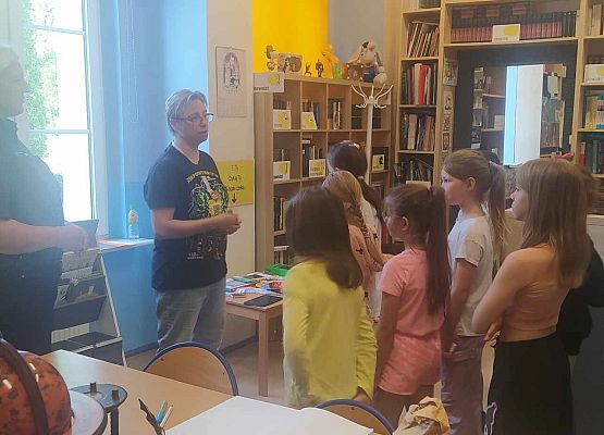 Grafika 13: Akcja "Cała Polska czyta dzieciom" w Bibliotece Szkolnej w Wicku z Policjantką, Agnieszką Bednarek w roli głównej