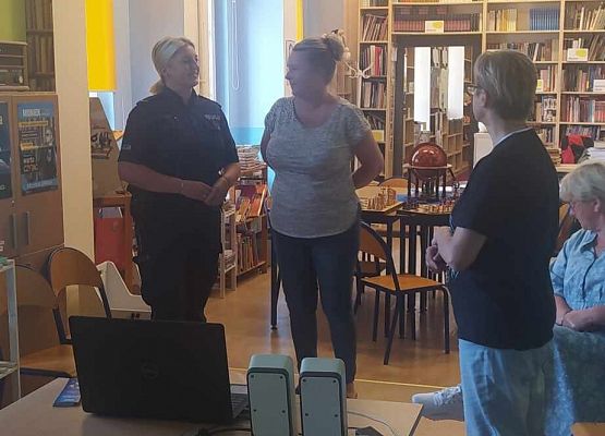 Grafika 11: Akcja "Cała Polska czyta dzieciom" w Bibliotece Szkolnej w Wicku z Policjantką, Agnieszką Bednarek w roli głównej