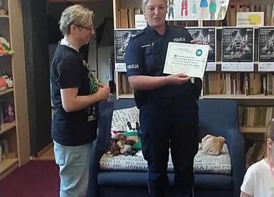 Grafika 3: Akcja "Cała Polska czyta dzieciom" w Bibliotece Szkolnej w Wicku z Policjantką, Agnieszką Bednarek w roli głównej