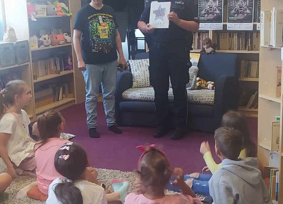 Grafika 8: Akcja "Cała Polska czyta dzieciom" w Bibliotece Szkolnej w Wicku z Policjantką, Agnieszką Bednarek w roli głównej