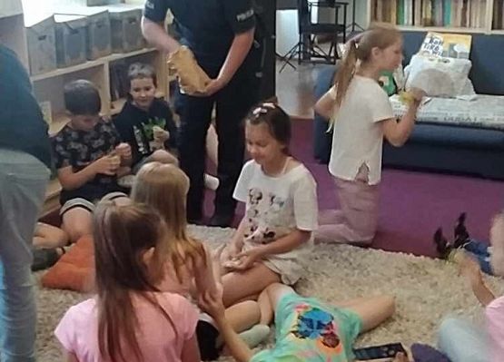 Grafika 5: Akcja "Cała Polska czyta dzieciom" w Bibliotece Szkolnej w Wicku z Policjantką, Agnieszką Bednarek w roli głównej