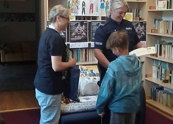Grafika 4: Akcja "Cała Polska czyta dzieciom" w Bibliotece Szkolnej w Wicku z Policjantką, Agnieszką Bednarek w roli głównej