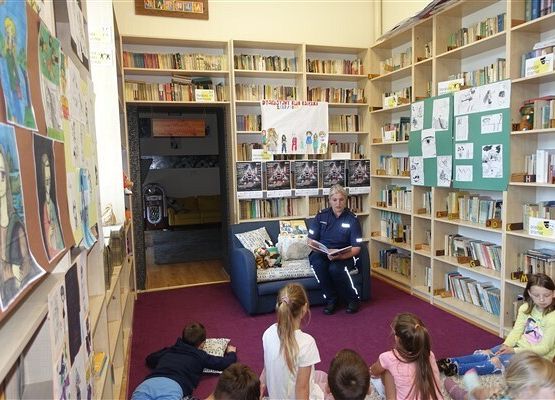 Grafika 15: Akcja "Cała Polska czyta dzieciom" w Bibliotece Szkolnej w Wicku z Policjantką, Agnieszką Bednarek w roli głównej