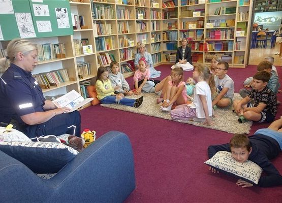 Grafika 17: Akcja "Cała Polska czyta dzieciom" w Bibliotece Szkolnej w Wicku z Policjantką, Agnieszką Bednarek w roli głównej
