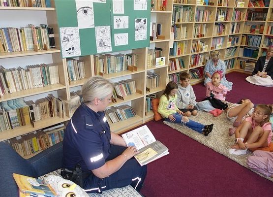 Grafika 18: Akcja "Cała Polska czyta dzieciom" w Bibliotece Szkolnej w Wicku z Policjantką, Agnieszką Bednarek w roli głównej