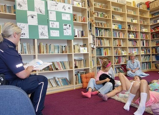 Grafika 19: Akcja "Cała Polska czyta dzieciom" w Bibliotece Szkolnej w Wicku z Policjantką, Agnieszką Bednarek w roli głównej