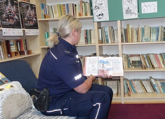 Grafika 20: Akcja "Cała Polska czyta dzieciom" w Bibliotece Szkolnej w Wicku z Policjantką, Agnieszką Bednarek w roli głównej