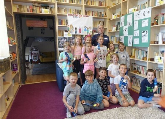 Grafika 21: Akcja "Cała Polska czyta dzieciom" w Bibliotece Szkolnej w Wicku z Policjantką, Agnieszką Bednarek w roli głównej
