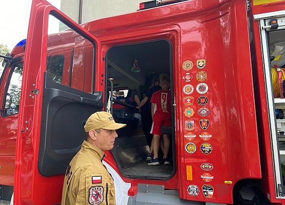 Grafika 3: Wizyta OSP Wicko podczas Dnia Sportu i Dnia Dziecka w szkole w Wicku