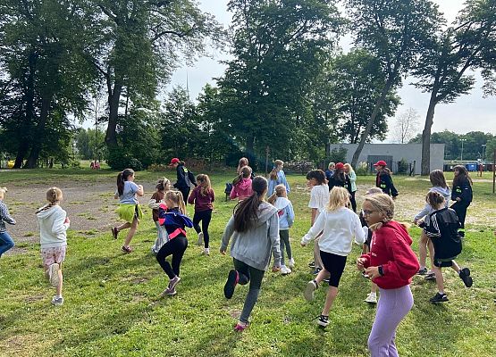 Grafika 8: Wizyta OSP Wicko podczas Dnia Sportu i Dnia Dziecka w szkole w Wicku