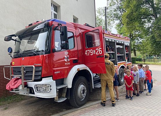 Grafika 11: Wizyta OSP Wicko podczas Dnia Sportu i Dnia Dziecka w szkole w Wicku