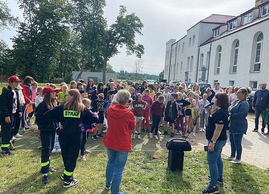 Grafika 25: Wizyta OSP Wicko podczas Dnia Sportu i Dnia Dziecka w szkole w Wicku