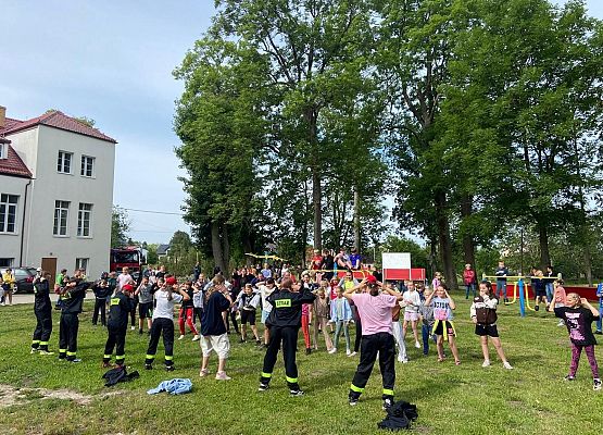 Grafika 28: Wizyta OSP Wicko podczas Dnia Sportu i Dnia Dziecka w szkole w Wicku