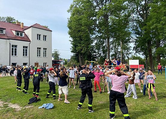 Grafika 29: Wizyta OSP Wicko podczas Dnia Sportu i Dnia Dziecka w szkole w Wicku