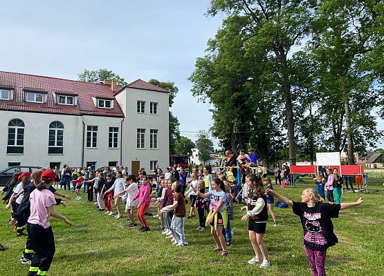 Grafika 33: Wizyta OSP Wicko podczas Dnia Sportu i Dnia Dziecka w szkole w Wicku