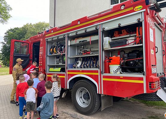 Grafika 37: Wizyta OSP Wicko podczas Dnia Sportu i Dnia Dziecka w szkole w Wicku